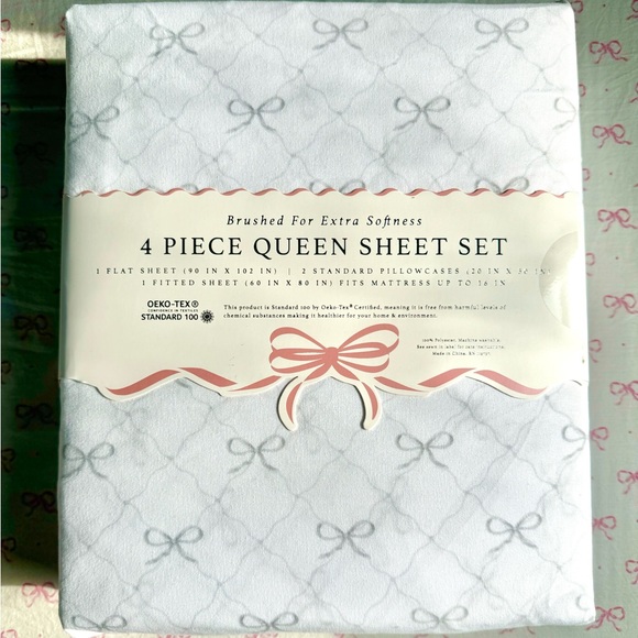 NWT - Queen Boundary Gray Bow Bedsheets